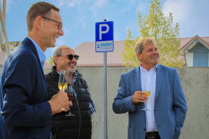 Bürgermeister Thomas Csaszar besucht infraTest Prüftechnik zur Parkplatzeinweihung in Brackenheim