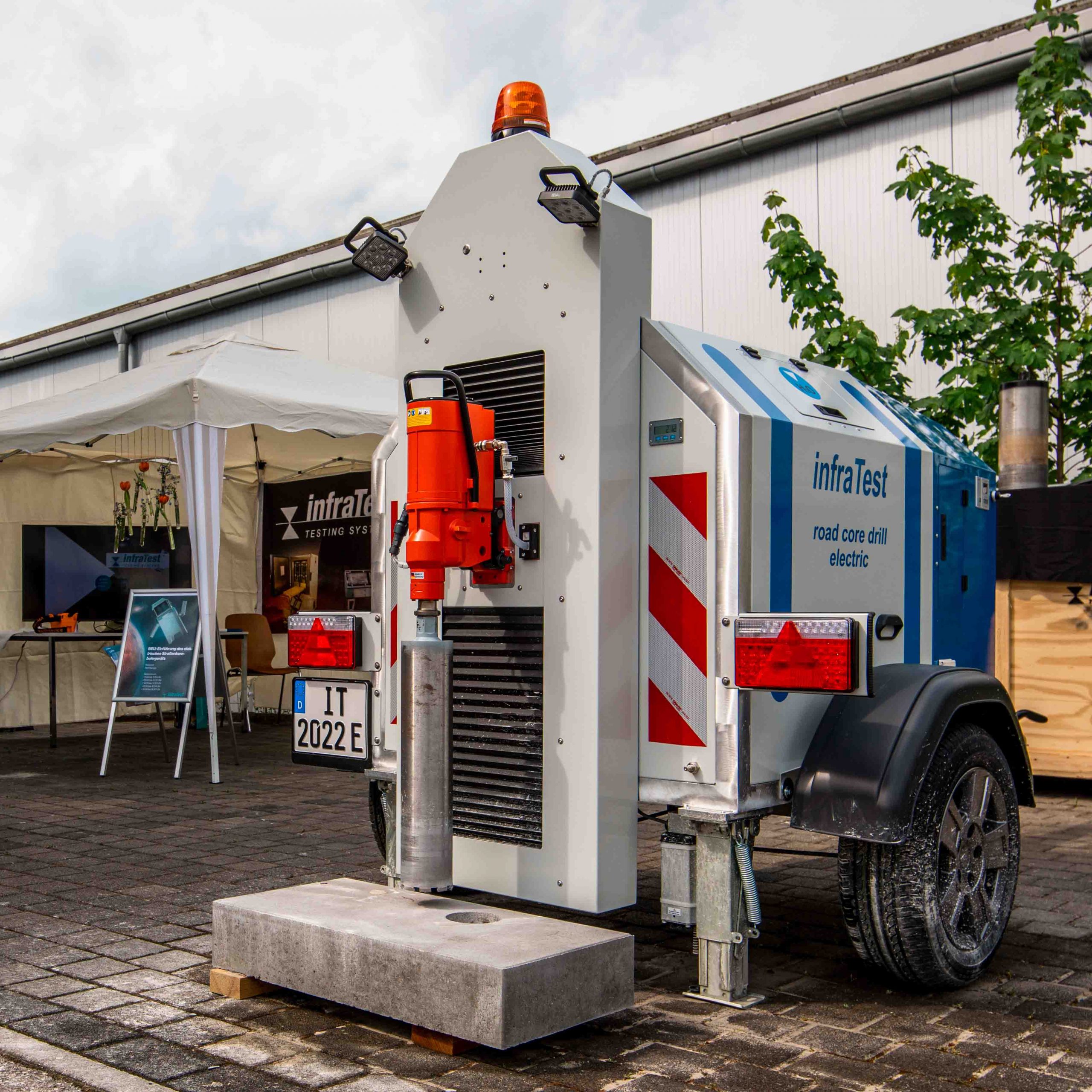 infraTest Hausmesse: 30 Jahre infraTest Prüftechnik in Brackenheim. Spezialist für Straßenprüftechnik. Elektrisches Straßenkernbohrgerät. Günstig Kernbohrungen durchführen.