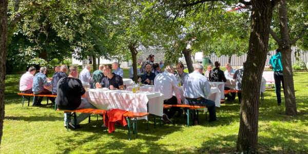 Die Gäste kamen alle zusammen, um ein köstliches Essen im Freien zu sich zu nehmen.